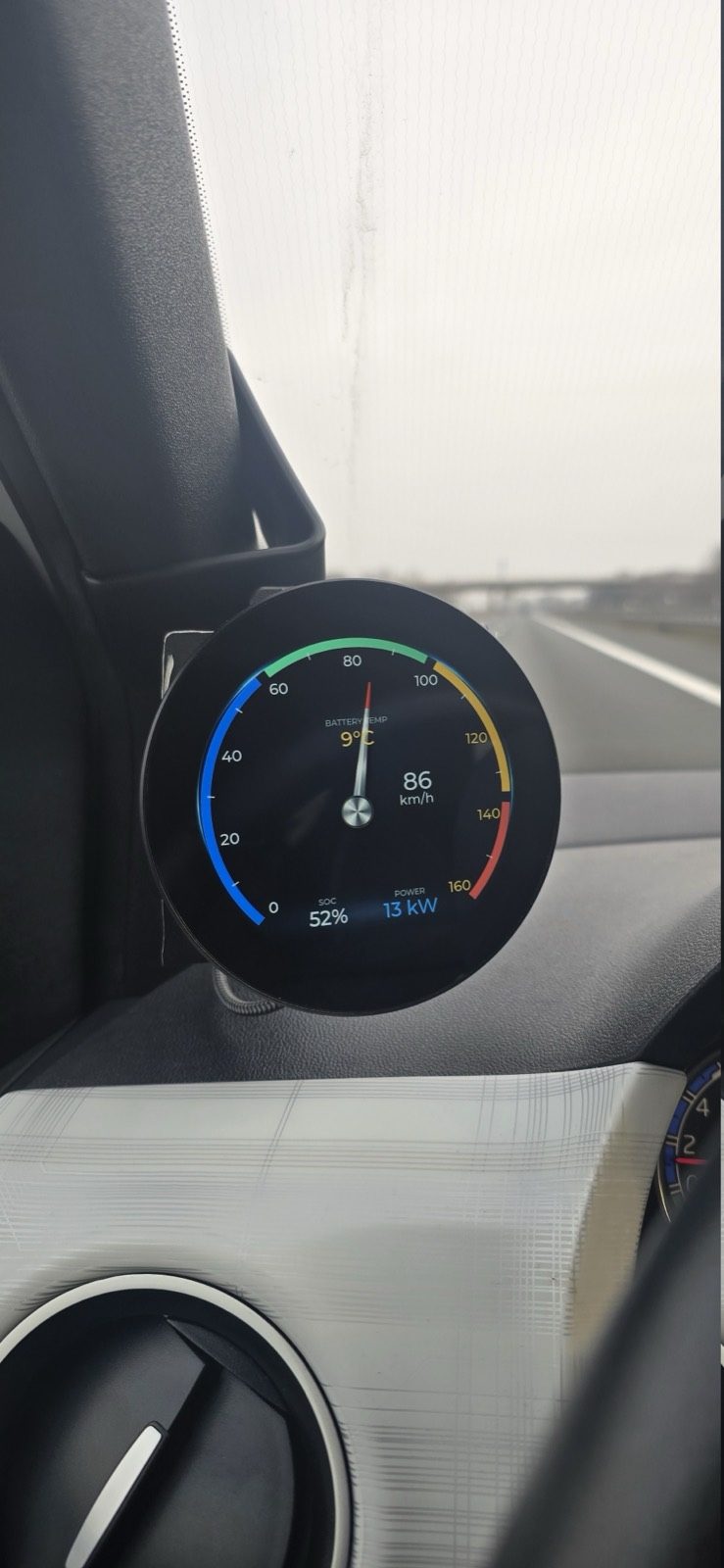 Rundes CarScreen-Display im Seat Mii während der Fahrt